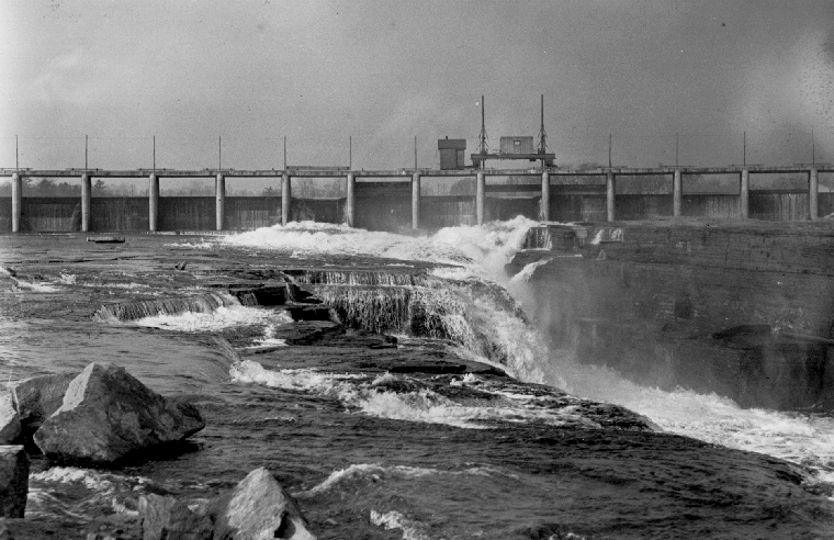 An undated photo of the Chaudière Falls Ring Dam that demonstrates the site’s drop in elevation.