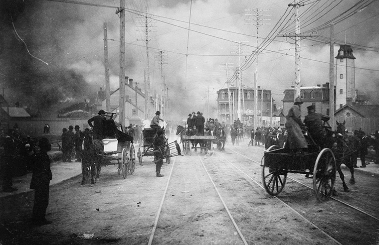 View of Queen Street looking west during the Great Ottawa-Hull Fire, April 26, 1900. Photo credit: Library and Archives Canada.