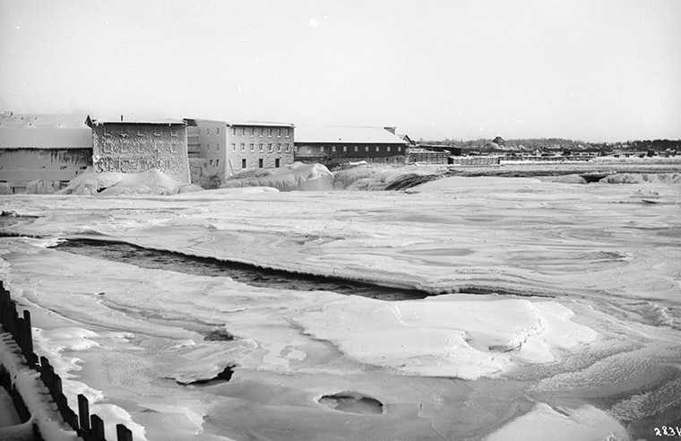 Booth’s Mills at Chaudière, 1912. Photo credit: William James Topley/Library and Archives Canada.