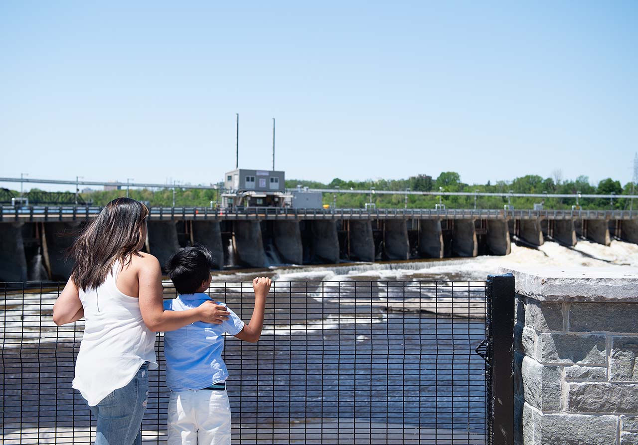 Mother and son looking at the Ring Dam at Chaudiere Falls